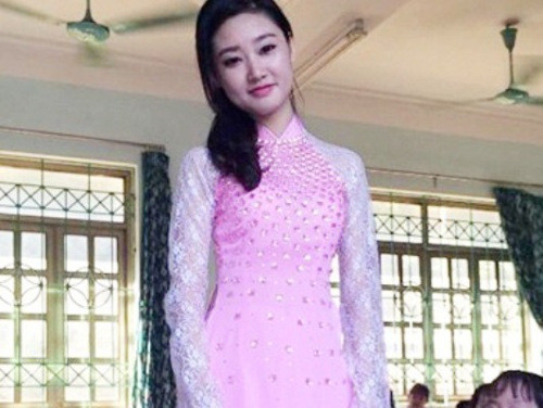 Bức ảnh của cô giáo Đỗ Ngọc Phượng, SN 1990, nhanh chóng gây sốt với hơn 600.000 lượt xem, 31.000 lượt like và hàng ngàn bình luận. Cô hiện là giáo viên lớp 1 tại trường tiểu học Suối khoáng (Cẩm Phả, Quảng Ninh).