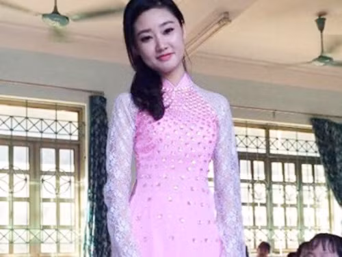 Bức ảnh của cô giáo Đỗ Ngọc Phượng, SN 1990, nhanh chóng gây sốt với hơn 600.000 lượt xem, 31.000 lượt like và hàng ngàn bình luận. Cô hiện là giáo viên lớp 1 tại trường tiểu học Suối khoáng (Cẩm Phả, Quảng Ninh).