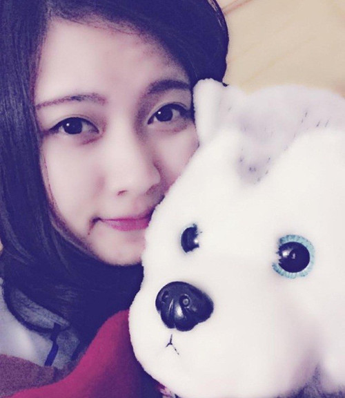 Sở hữu vẻ đẹp đáng yêu, cô giáo trẻ cũng thu hút gần 45.000 thành viên theo dõi trên Facebook.