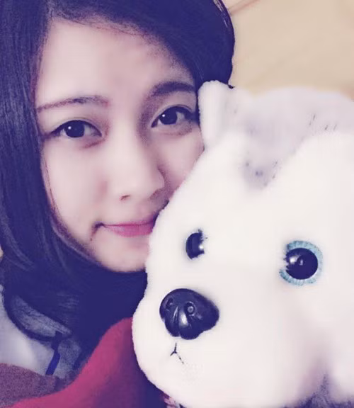 Sở hữu vẻ đẹp đáng yêu, cô giáo trẻ cũng thu hút gần 45.000 thành viên theo dõi trên Facebook.