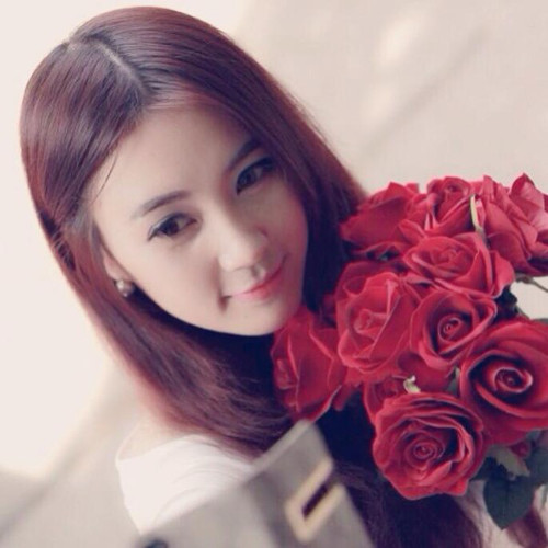 Với đôi mắt biết cười, gương mặt trái xoan, đường nét hài hòa và làn da trắng không tì vết, cô giáo Thúy Loan, GV Lịch sử trường Việt - Úc. được nhiều người nhận xét là có sức hút không thua bất cứ hot girl nào.