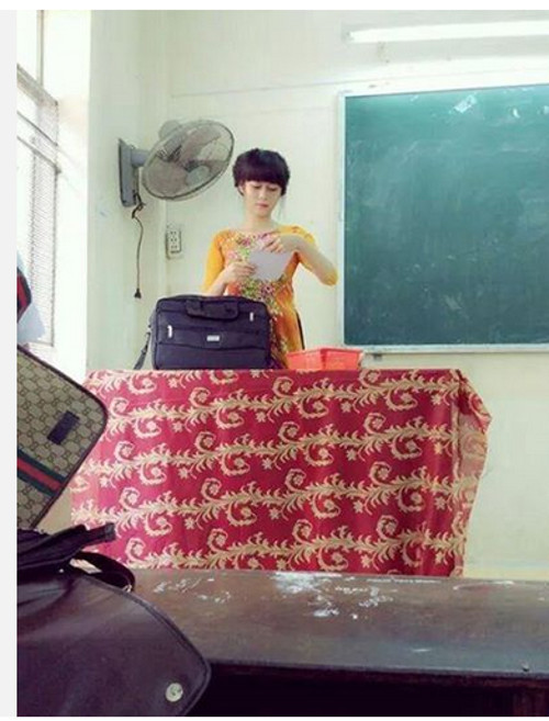 Hình ảnh cô giáo mặc áo dài đứng trên bục giảng thu hút hơn 18.000 lượt like và nhiều bình luận muốn truy tìm danh tính của cô.
