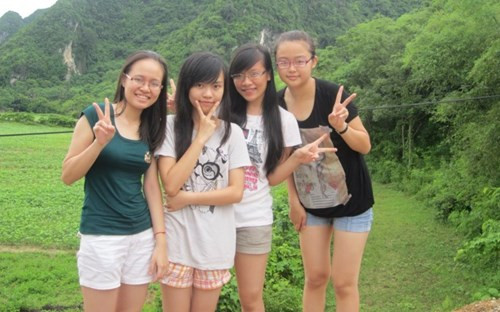 Thảo Trang (bên phải) có chiều cao vượt trội so với các bạn trong lớp.