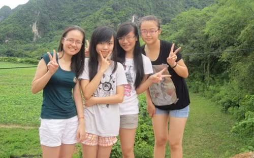 Thảo Trang (bên phải) có chiều cao vượt trội so với các bạn trong lớp.