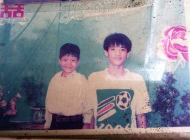 Xem thêm những bức ảnh cực đáng yêu thủa thơ ấu của các cầu thủ bóng đá Việt khác. Nhìn ảnh hồi bé trông Công Vinh không khác mấy so với bây giờ. Ảnh: FBNV.