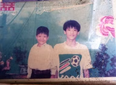 Xem thêm những bức ảnh cực đáng yêu thủa thơ ấu của các cầu thủ bóng đá Việt khác. Nhìn ảnh hồi bé trông Công Vinh không khác mấy so với bây giờ. Ảnh: FBNV.