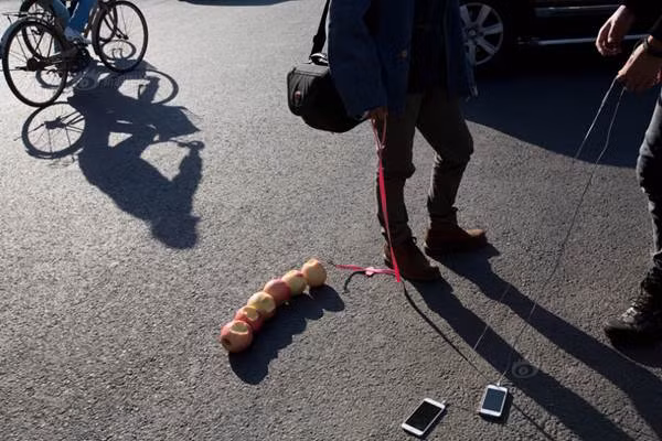 Màn dắt iPhone và chuỗi táo của Han Bing.