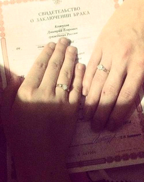 Cặp đôi đặc biệt khoe nhẫn cưới của họ.