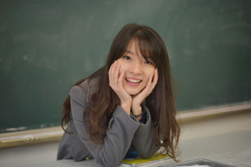 Mới đây, cộng đồng mạng Trung Quốc "sôi sục" trước những hình ảnh xinh đẹp của cô giáo tiếng Anh Phạm Gia Lộ của trường trung học số 8 Trùng Khánh.