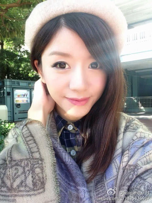 Người trong ảnh là cô Du, được mệnh danh là 'cô giáo dạy tiếng Nhật xinh đẹp nhất Trung Quốc'. Cô đang dạy tại ĐH Tài chính Kinh tế Tây Nam.