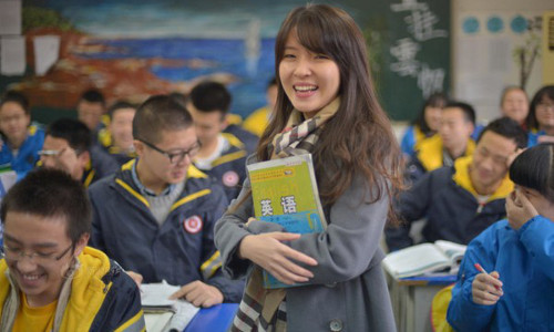 Sinh năm 1992, Gia Lộ sở hữu khuôn mặt khả ái khiến nhiều cư dân mạng chao đảo. Không chỉ khen cô giáo xinh đẹp, dạy hay, các học sinh còn kể kỷ niệm cùng cô giáo đi ăn vặt, chơi thể thao sau giờ tự học.