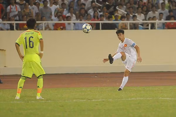 Pha chuyền bóng "lườm rau gắp thịt" của Công Phượng đã đánh lừa đối phương và hút tất cả hàng phòng ngự đội bạn về phía anh để tạo khoảng trống cho Văn Toàn thoải mái băng lên và ghi bàn.