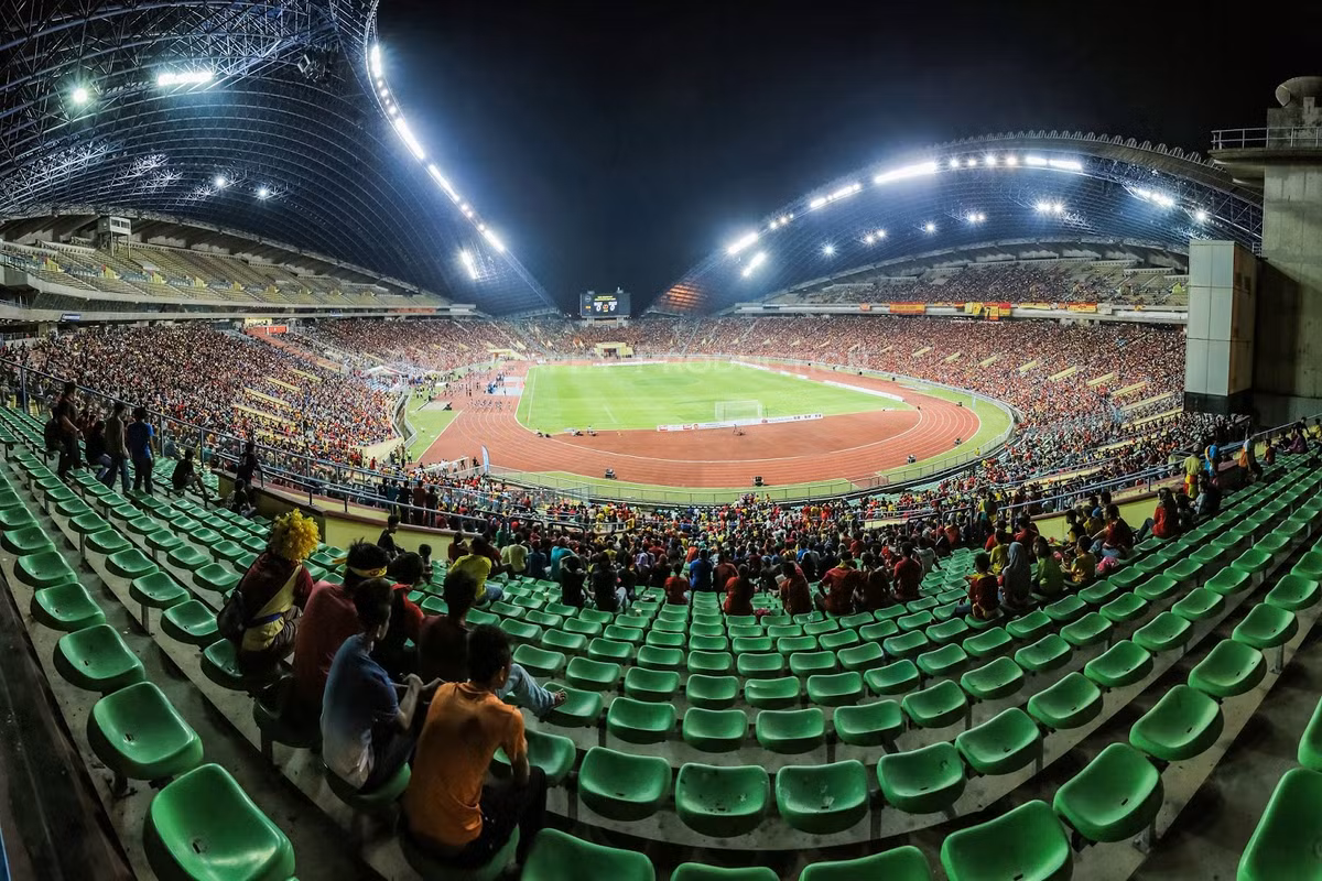 Sân vận động Shah Alam nằm tại thành phố Selangor cách thủ đô của Kuala Lumpur khoảng 60km.