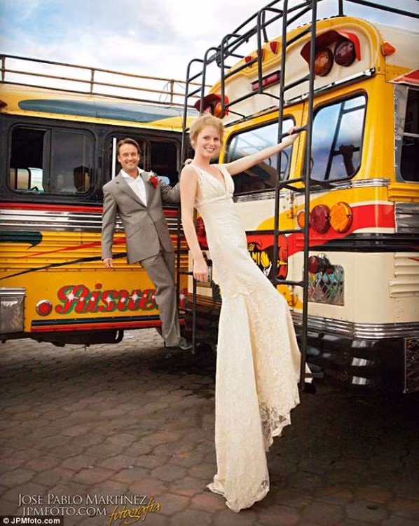 Mục tiêu của họ là tìm ra địa điểm làm đám cưới tốt nhất, độc đáo nhất và chia sẻ nó với những người khác, giúp các cặp vợ chồng mới đưa ra quyết định tuyệt vời nhất. Hành trình của họ vẫn đang tiếp tục.