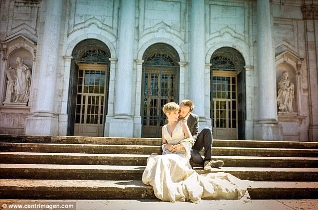 Cùng xem tiếp những hình ảnh ngọt ngào về đám cưới của cặp đôi lãng mạn nhất thế giới.