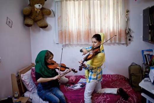 Giới trẻ tại đất nước Iran vẫn dành thời gian học tập, chơi đàn, theo đuổi đam mê với các môn nghệ thuật tao nhã...