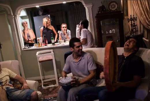 Đằng sau các bức tường của khu phức hợp tư nhân, những người đàn ông và phụ nữ hút thuốc, uống rượu và khiêu vũ vui vẻ.