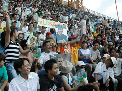 Đến Việt Nam vào tháng 6/2003, Beckham đã mang lại một cơn sốt cho khán giả TP HCM khi được chứng kiến tận mắt ngôi sao đương thời bằng da bằng thịt. Năm 2005, ngôi sao lừng danh này cũng đã đến TP HCM trong hành trình giới thiệu cúp vàng World Cup.