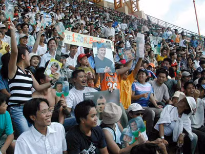 Đến Việt Nam vào tháng 6/2003, Beckham đã mang lại một cơn sốt cho khán giả TP HCM khi được chứng kiến tận mắt ngôi sao đương thời bằng da bằng thịt. Năm 2005, ngôi sao lừng danh này cũng đã đến TP HCM trong hành trình giới thiệu cúp vàng World Cup.