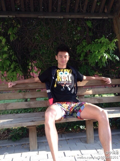 Sau khi những bức ảnh đẹp trai với thân hình quyến rũ của hot boy 9X khi đăng quang ngôi vô địch này được đăng tải, cư dân mạng TQ đã lùng ra những bức ảnh đời thường của Ningze Tao để rồi lại tiếp tục trầm trồ.