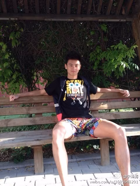 Sau khi những bức ảnh đẹp trai với thân hình quyến rũ của hot boy 9X khi đăng quang ngôi vô địch này được đăng tải, cư dân mạng TQ đã lùng ra những bức ảnh đời thường của Ningze Tao để rồi lại tiếp tục trầm trồ.