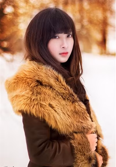 Sự ngưng đọng và lặng lẽ, tuyệt vời của thiên nhiên kết hợp với nét trong sáng, ngây thơ, lại vừa có chút đượm buồn của nữ sinh ấy đã tạo nên một vẻ đẹp đầy ấn tượng.