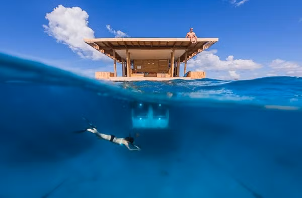 Phòng ngủ dưới nước Manta là tác phẩm của nghệ sĩ người Thụy Điển Mikael Genberg. Khách sạn này được bao quanh bởi những cửa sổ lớn tạo cho khách có một cái nhìn trọn vẹn về sinh vật biển đầy màu sắc. Phía trên mặt nước, là cấu trúc nhà 2 tầng cung cấp cho khách đủ tiện nghi như khách sạn bình thường.