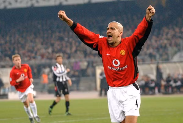 Hè 2001, MU quyết định bỏ ra một số tiền lớn để chiêu mộ Juan Sebastian Veron từ Lazio. Tiền đạo đang thời kì đỉnh cao này khi cập bến MU không để lại được nhiều ấn tượng trong khâu ghi bàn nên cũng ra đi sau 2 mùa giải và bến đỗ tiếp theo của anh là Chelsea.