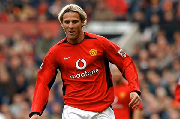 MU đã đưa cầu thủ người Uruguay Diego Forlan tới châu Âu từ CLB Independiente vào kì chuyển nhượng mùa đông 2002 với giá 6,9 triệu bảng, với kì vọng sẽ thay thế hệ vàng của MU. Nhưng Forlan đã không đáp ứng được sự kì vọng của BHL Quỷ đỏ.