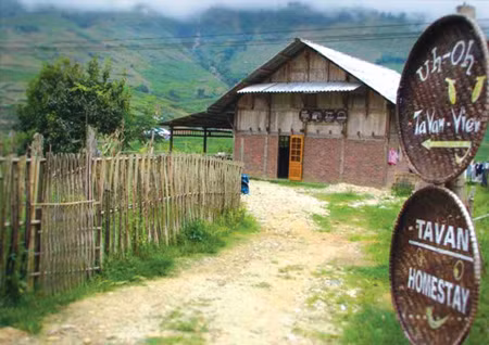 Bản Tả Van Giáy nằm trong thung lũng Mường Hoa thuộc xã Tả Van (Lào Cai), cả bản có 140 hộ dân nhưng có tới 40 hộ làm mô hình du lịch homestay. Có nghĩa là khách đến thăm quan bản Tả Van Giáy sẽ sống và thăm quan cùng với chủ nhà. Ảnh: Dulichviet.com.