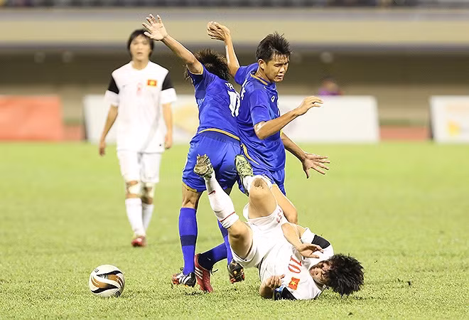 Bất chấp lối đá xấu xí của Thái Lan, các cầu thủ trẻ Việt Nam đã thi đấu kiên cường, làm chủ trận đấu, gây sức ép liên tục và giành chiến thắng 1-0 để lọt vào chung kết .