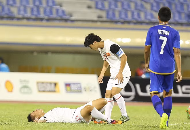 Khi trận đấu này mới trôi được khoảng 15 phút, tiền đạo Tuấn Tài đã phải nằm sân vì dính đòn của đối thủ. Những hình ảnh này khiến fan nước nhà thấy đau đớn.