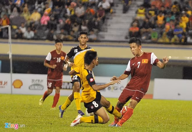 ĐT U19 Việt Nam luôn là con mồi cho những pha phạm lỗi thô bạo của các đối thủ, ĐT U19 Brunei cũng không là ngoại trừ.