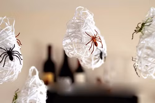 Buổi sáng hôm sau, cả nhà thức dậy, thấy mạng nhện giăng lấp lánh quanh cây thông. Mạng nhện biến thành vàng, bạc và mẹ con cậu bé không phải sống trong nghèo khổ nữa.