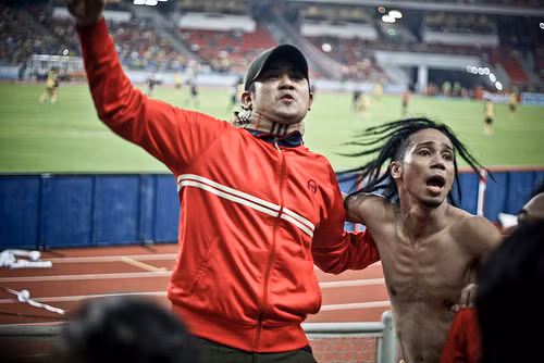 Sau khi thành viên đã ổn định chỗ ngồi trong sân, các trưởng nhóm Ultras bắt đầu làm công việc của mình: đưa ra những màn cổ vũ để cho các thành viên làm theo. Có người ví họ như những nhạc trưởng của dàn nhạc.