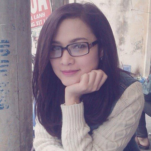 Nguyễn Thủy rất xinh đẹp ngoài đời thường, cô còn hát hay, vẽ đẹp, nhảy giỏi và nấu ăn rất khéo.