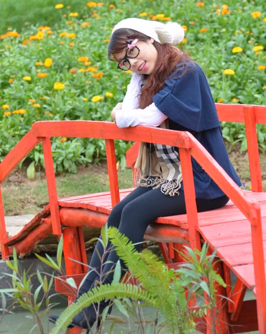 Cô giáo trẻ Thu Trang cũng rất xì tin và yêu trẻ. Cô tâm sự "cô giáo ăn mặc đẹp sẽ ấn tượng với học sinh, thân thiện hơn, sẽ được các con nhớ và yêu quý nhiều hơn".