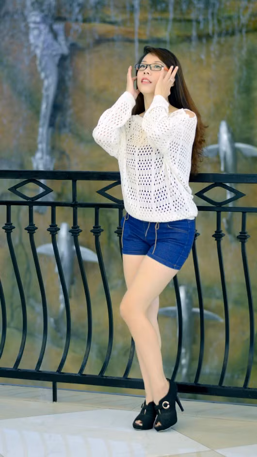 Thu Trang có phong cách ăn mặc trẻ trung, lôi cuốn.