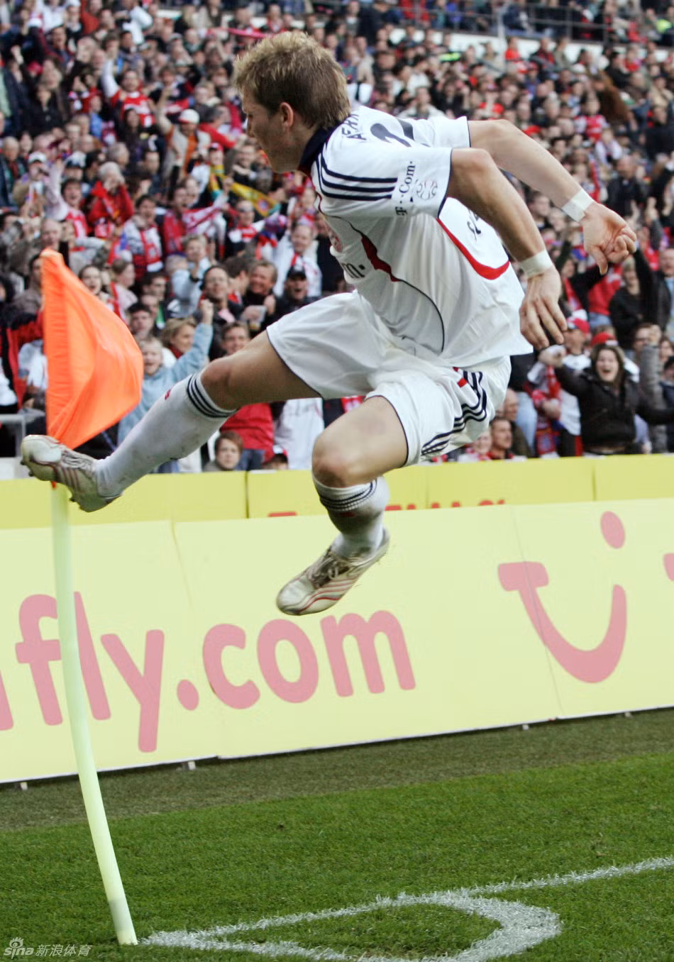 Phải đạp một cái vào cờ góc thì mới chia sẻ được niềm hưng phấn ghi bàn.