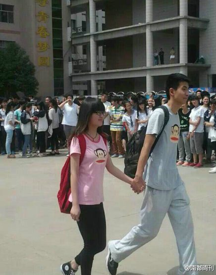 Sẽ chẳng có gì để ồn ào nếu như cặp đôi nào cũng chỉ nắm tay vui vẻ bước ra khỏi phòng thi như thế này, chứ không phải những màn cõng, bế mang tính riêng tư. Mặc dù công khai thể hiện tình cảm giữa chốn đông người của cặp sĩ tử cũng thu hút những ánh nhìn của rất đông các bạn học vì độ bạo dạn nhưng nó vẫn ở trong ngưỡng chấp nhận được.