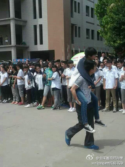 Một cư dân mạng Trung Quốc bất bình: "Tôi tự hỏi, nếu cha mẹ của họ thấy những hình ảnh này, họ sẽ chúc phúc cho các con trai, con gái yêu của mình chứ? Nếu nữ sinh đó là con gái tôi, tôi sẽ không bao giờ chấp nhận điều này. Mọi người nên làm điều thích hợp với tuổi của họ. Và ở độ tuổi này, họ vẫn nên tập trung vào việc học thì hơn!".