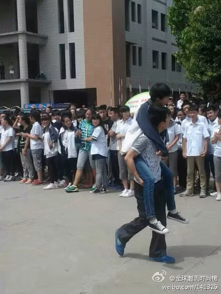 Một cư dân mạng Trung Quốc bất bình: "Tôi tự hỏi, nếu cha mẹ của họ thấy những hình ảnh này, họ sẽ chúc phúc cho các con trai, con gái yêu của mình chứ? Nếu nữ sinh đó là con gái tôi, tôi sẽ không bao giờ chấp nhận điều này. Mọi người nên làm điều thích hợp với tuổi của họ. Và ở độ tuổi này, họ vẫn nên tập trung vào việc học thì hơn!".