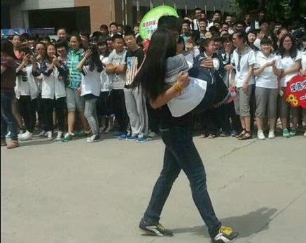 Những hình ảnh này đã ngay lập tức lan truyền nhanh chóng và trở thành chủ để hot trên các diễn đàn, gây ra nhiều cuộc tranh cãi và các phản ứng trái chiều của cộng đồng mạng.