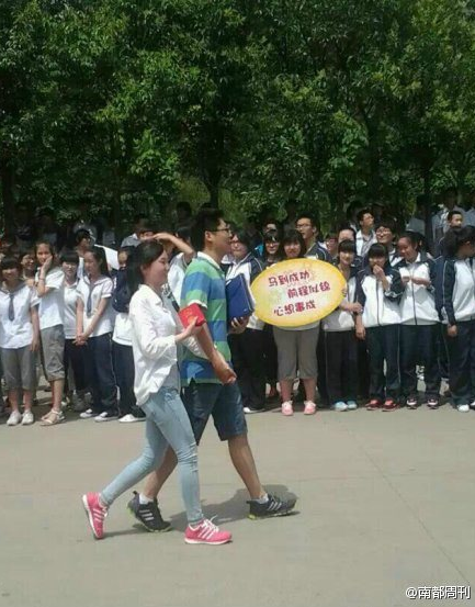 Những ý kiến ngưỡng mộ tình cảm của các cặp đôi này cũng rất nhiều, song bên cạnh đó là nhiều ý kiến phản bác lại sự phô trương quá sớm thứ tình cảm "gà bông" này.