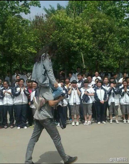 Sau khi kỳ thi tuyển sinh đại học tại Trung Quốc kết thúc, rất nhiều hình ảnh phô trương tình cảm của các cặp đôi học sinh như kiệu bạn gái lên cổ mình, bế bạn gái, cõng nhau, nắm tay âu yếm bước đi đã được chụp lại và đăng tải lên mạng xã hội.