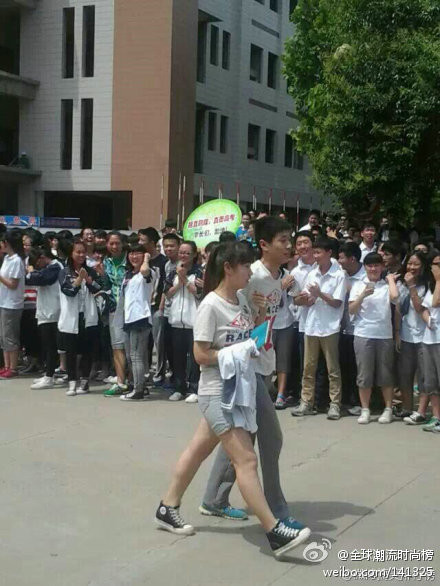 Cặp sĩ tử vô tư khoác tay nhau thân mật trước ánh mắt ngạc nhiên, thích thú và pha chút ngưỡng mộ của rất đông các bạn học.