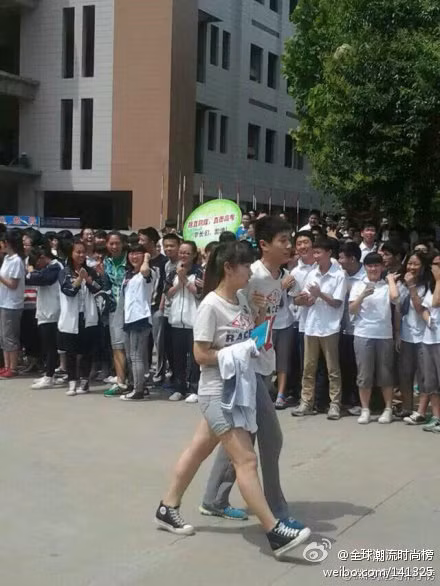 Cặp sĩ tử vô tư khoác tay nhau thân mật trước ánh mắt ngạc nhiên, thích thú và pha chút ngưỡng mộ của rất đông các bạn học.