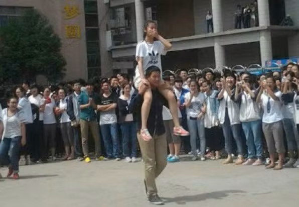 Tuy nhiên, hình ảnh này lại phải nhận "gạch đá" vì độ táo bạo của nó. Rất nhiều bình luận cho rằng hành động thể hiện này thái quá và phù phiếm, nó không thể hiện được tình cảm dành cho nhau mà chỉ thu hút sự chú ý mà thôi.