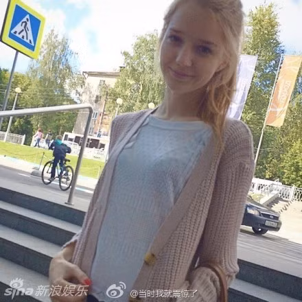 Vợi lợi thế chiều cao, mái tóc vàng óng ả, khuôn mặt xinh xắn, cô được cư dân mạng ưu ái gọi tên là "Hot girl tàu điện ngầm".