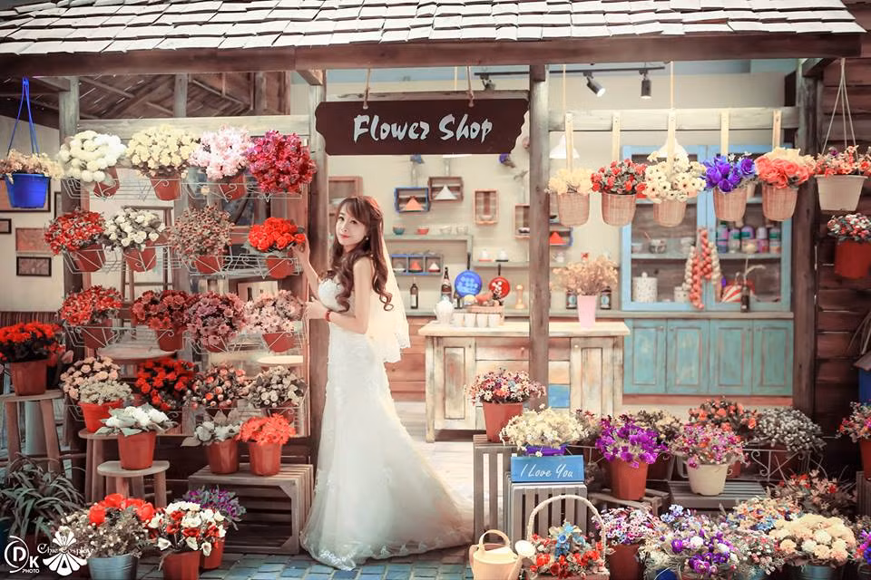 Vẫn rất nhiều nữ sinh (teen girl) lựa chọn gói chụp cô dâu đơn để lưu lại những khoảnh khắc tươi trẻ của mình trong màu trắng tinh khiết của bộ váy cô dâu.